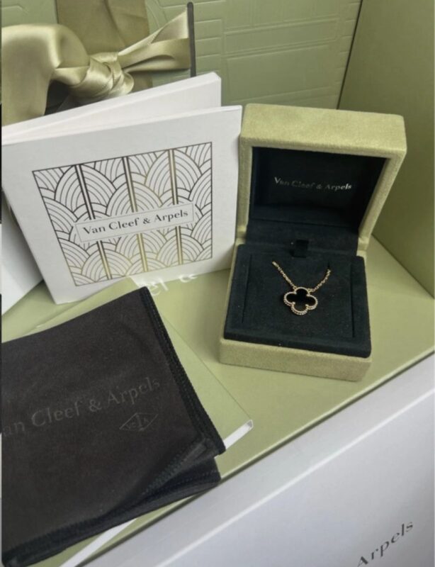 photo de Van Cleef & Arpels Alhambra Or jaune 750/1000, Onyx