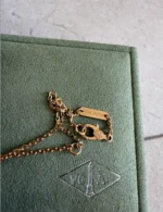 photo de Collier pendentif Van Cleef & Arpels Vintage Alhambra en or jaune 18 carats et diamants