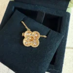 photo de Collier pendentif Van Cleef & Arpels Vintage Alhambra en or jaune 18 carats et diamants