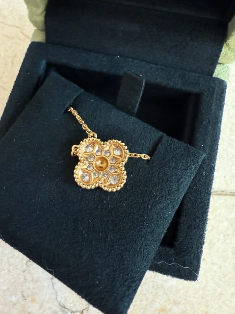 photo de Collier pendentif Van Cleef & Arpels Vintage Alhambra en or jaune 18 carats et diamants