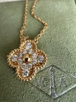 photo de Collier pendentif Van Cleef & Arpels Vintage Alhambra en or jaune 18 carats et diamants