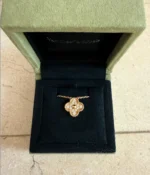 photo de Collier pendentif Van Cleef & Arpels Vintage Alhambra en or jaune 18 carats et diamants