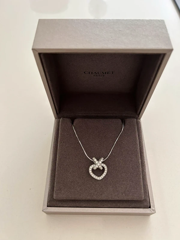 photo de Collier Chaumet Cœur Lien en Or Blanc avec 33 Diamants