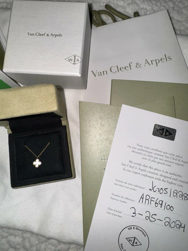 photo de Van Cleef & Arpels Pendentif Vintage Alhambra Or jaune 750/1000, Nacre