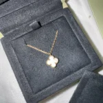 photo de Van Cleef & Arpels Pendentif Vintage Alhambra Or jaune 750/1000, Nacre