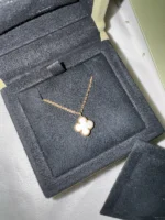 photo de Van Cleef & Arpels Pendentif Vintage Alhambra Or jaune 750/1000, Nacre