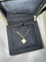 photo de Van Cleef & Arpels Pendentif Vintage Alhambra Or jaune 750/1000, Nacre