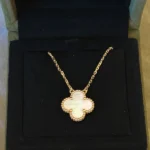 photo de Van Cleef & Arpels Pendentif Alhambra Or jaune 750/1000, Nacre