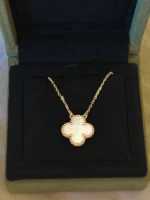 photo de Van Cleef & Arpels Pendentif Alhambra Or jaune 750/1000, Nacre