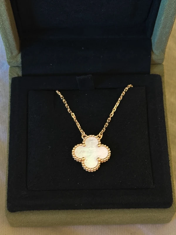 photo de Van Cleef & Arpels Pendentif Alhambra Or jaune 750/1000, Nacre