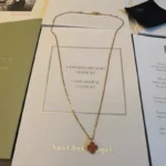 photo de Van Cleef & Arpels Vintage Alhambra Or jaune 750/1000, Cornaline