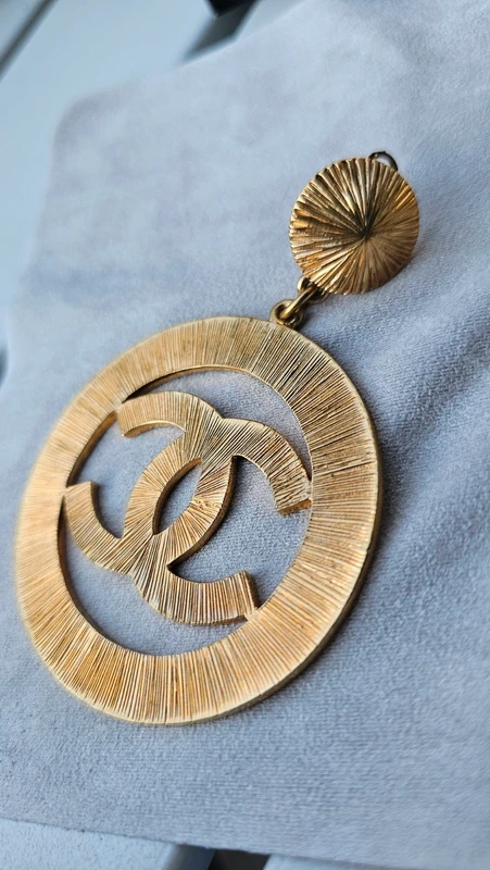 photo de Boucles d’Oreilles Chanel Logo CC en Or