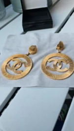 photo de Boucles d’Oreilles Chanel Logo CC en Or