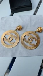photo de Boucles d’Oreilles Chanel Logo CC en Or