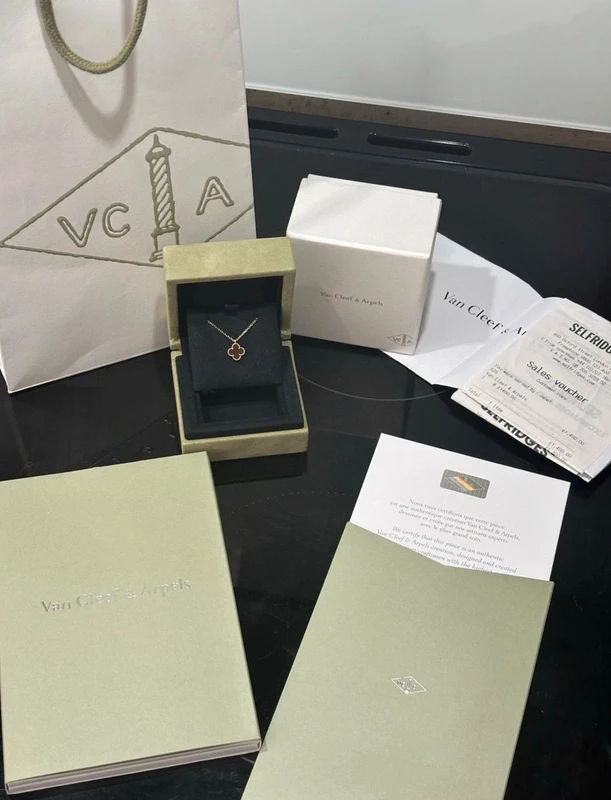 photo de Van Cleef & Arpels Pendentif Alhambra Or jaune 750/1000, Cornaline