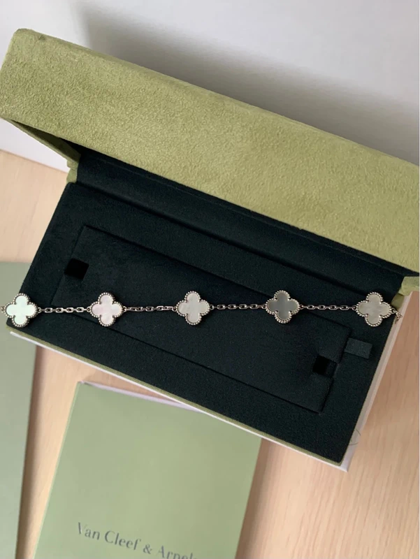 photo de Van Cleef & Arpels Vintage Alhambra 5 motifs Or blanc, nacre blanche