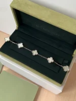 photo de Van Cleef & Arpels Vintage Alhambra 5 motifs Or blanc, nacre blanche