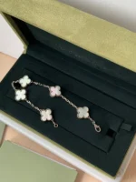 photo de Van Cleef & Arpels Vintage Alhambra 5 motifs Or blanc, nacre blanche