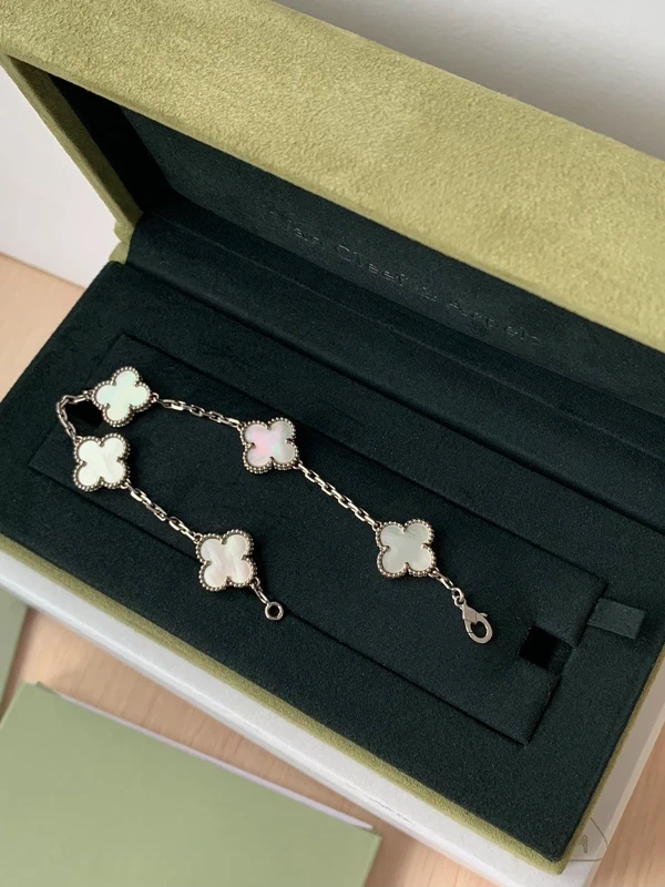 photo de Van Cleef & Arpels Vintage Alhambra 5 motifs Or blanc, nacre blanche