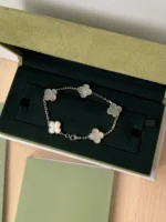 photo de Van Cleef & Arpels Vintage Alhambra 5 motifs Or blanc, nacre blanche
