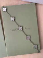 photo de Van Cleef & Arpels Vintage Alhambra 5 motifs Or blanc, nacre blanche