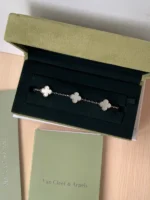 photo de Van Cleef & Arpels Vintage Alhambra 5 motifs Or blanc, nacre blanche