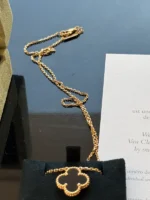 photo de Van Cleef & Arpels Pendentif Vintage Alhambra Or jaune 750/1000, Onyx