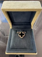 photo de Van Cleef & Arpels Pendentif Vintage Alhambra Or jaune 750/1000, Onyx