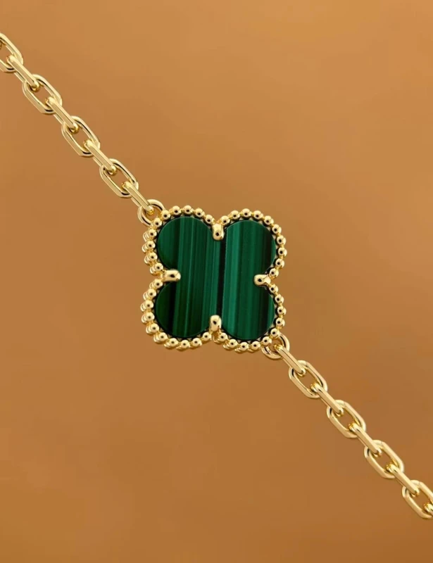 photo de Van Cleef & Arpels Vintage Alhambra 5 motifs Or jaune 750/1000, Diamant, Malachite