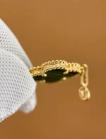 photo de Van Cleef & Arpels Vintage Alhambra 5 motifs Or jaune 750/1000, Diamant, Malachite