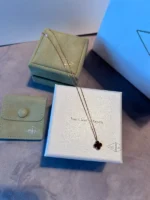 photo de Van Cleef & Arpels Alhambra Or jaune 750/1000, Cornaline