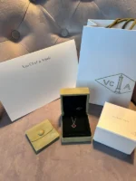 photo de Van Cleef & Arpels Alhambra Or jaune 750/1000, Cornaline