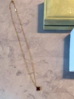 photo de Van Cleef & Arpels Alhambra Or jaune 750/1000, Cornaline