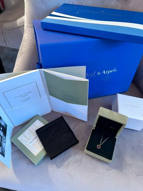 photo de Van Cleef & Arpels Alhambra Or jaune 750/1000, Cornaline