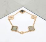 photo de Van Cleef & Arpels Vintage Alhambra 5 Motifs, Or rose 750/1000, Diamant, Nacre