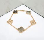 photo de Van Cleef & Arpels Vintage Alhambra 5 Motifs, Or rose 750/1000, Diamant, Nacre