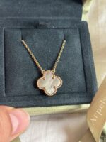 photo de Van Cleef & Arpels Or jaune 750/1000, Nacre