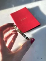 Cartier Love Or jaune 750/1000 (Modèle Classique) 4 diamants – Taille 18 – Image 11