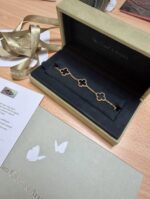 Van Cleef & Arpels Alhambra 5 motifs Or jaune Onyx - Taille 19 cm – Image 2