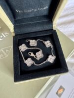 Van Cleef & Arpels Alhambra 6 motifs Or blanc Diamant - Taille : 17.5 cm – Image 2